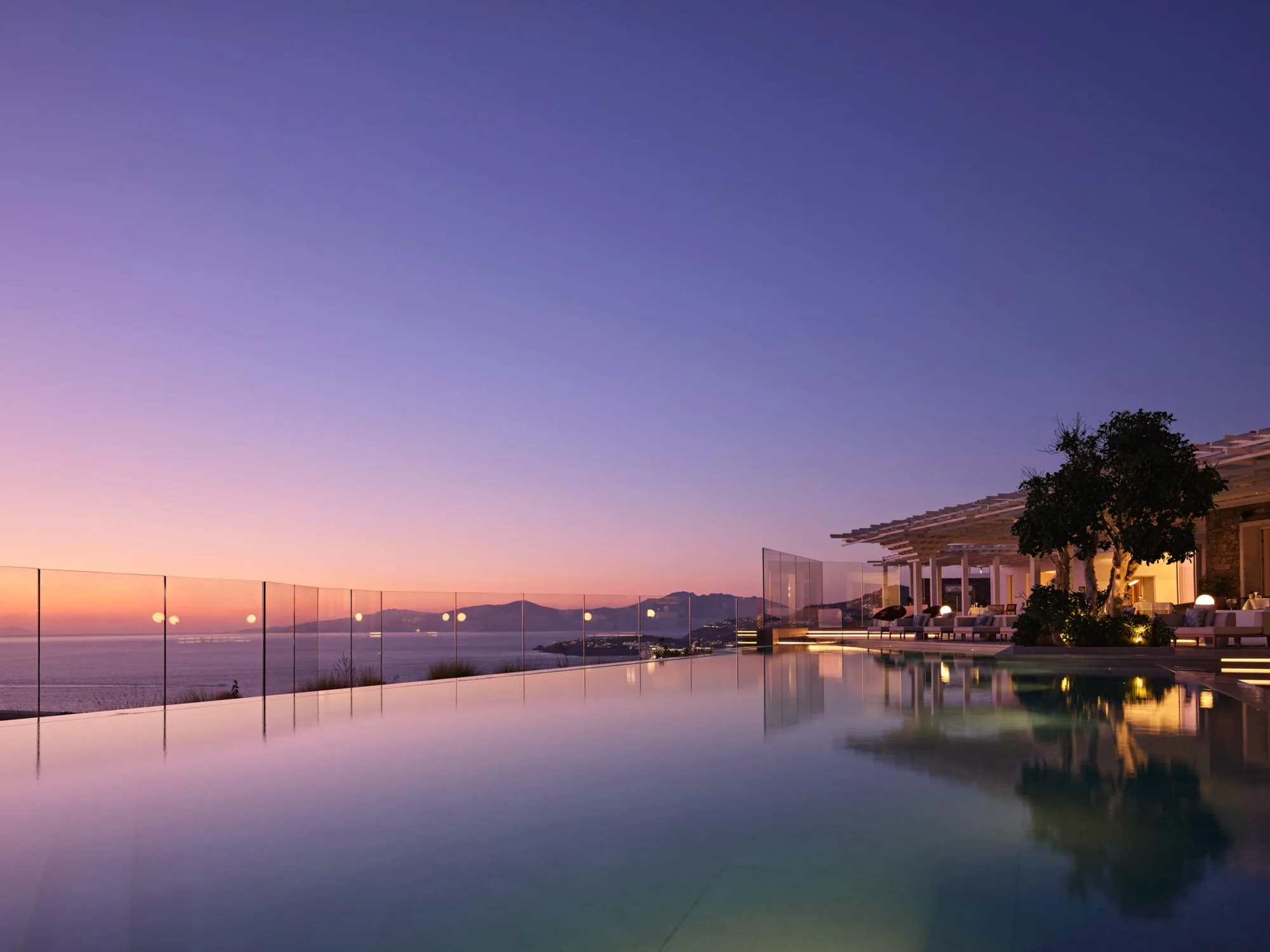 Pool von Deos über der Ägäis in der Abenddämmerung