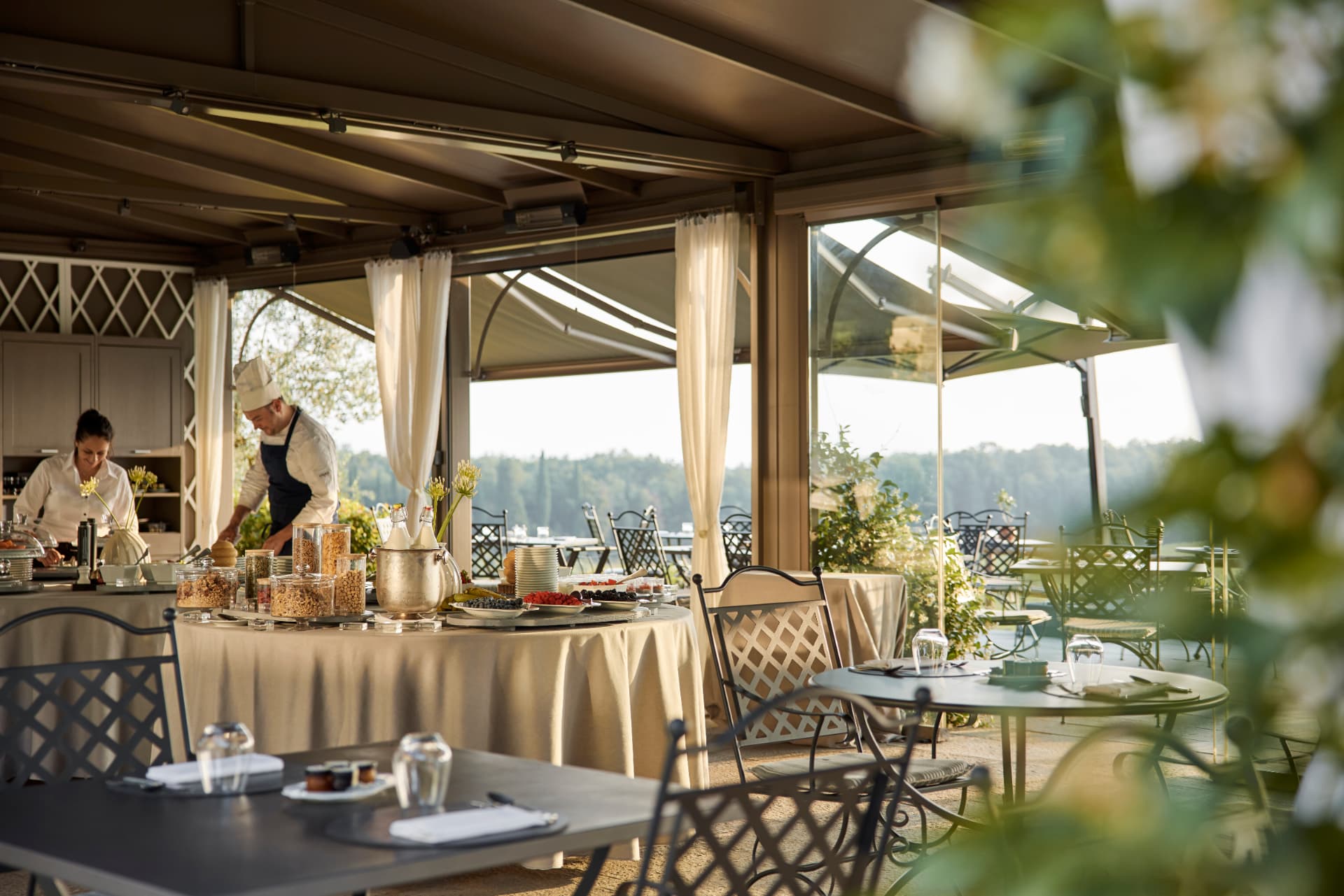 Frühstück im Pavillion: Küchenchef am Buffet vor offener Terrasse