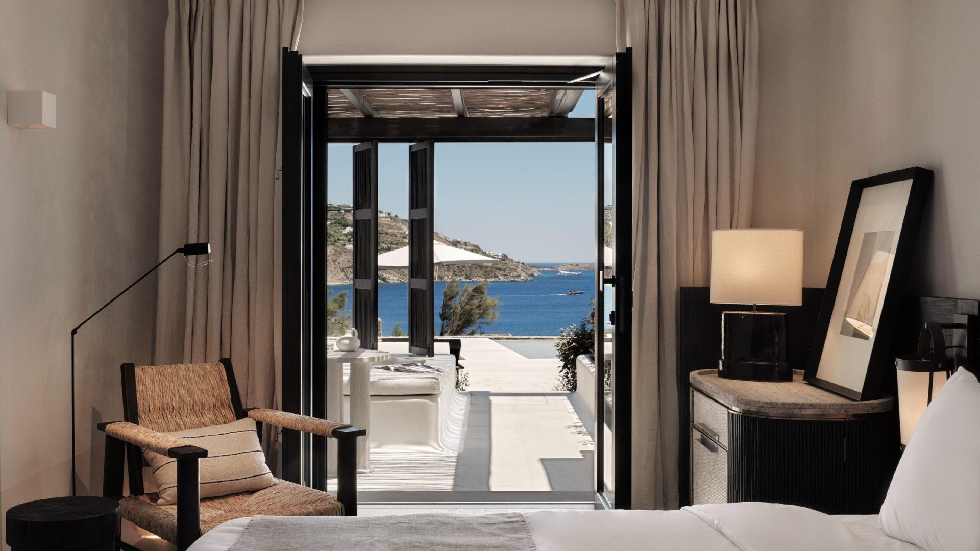 Helle Junior Suite mit Holz und Blick zur privaten Terrasse