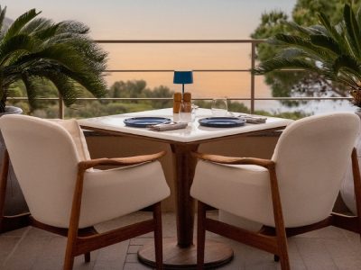 Brasserie mit offener Terrasse über den Pinien