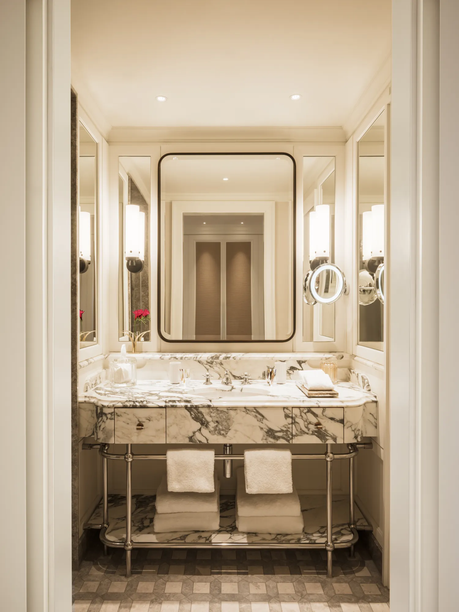 Bad eines Premier Lakeside Room im Rosewood Schloss Fuschl mit hellem Marmorwaschtisch und gerahmtem Spiegel