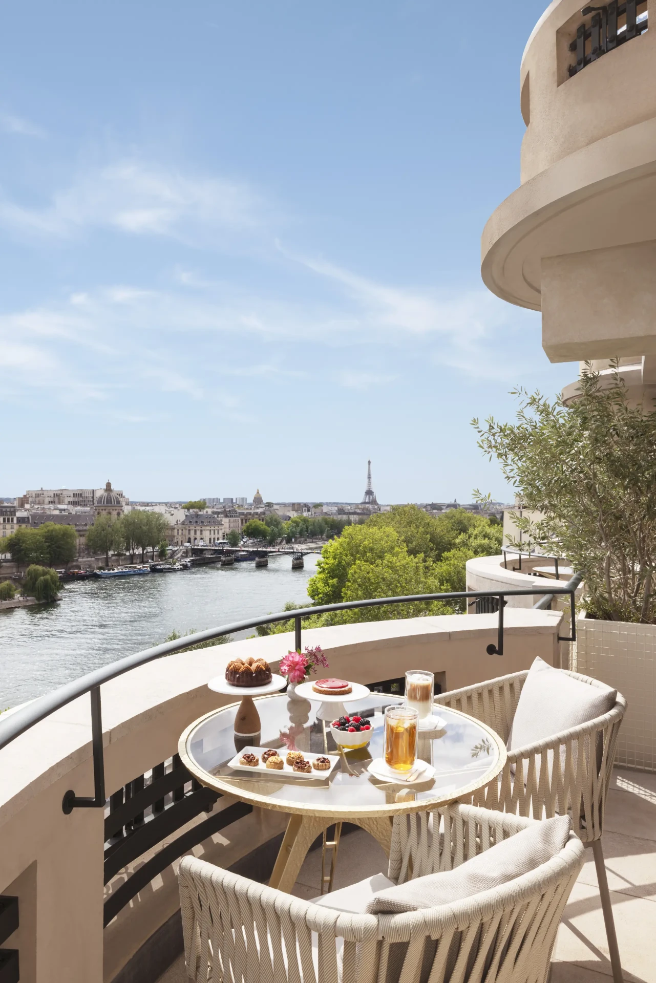 Balkon einer Junior Suite mit gedecktem Tisch über der Seine, Blick auf den Pont des Arts und den Eiffelturm