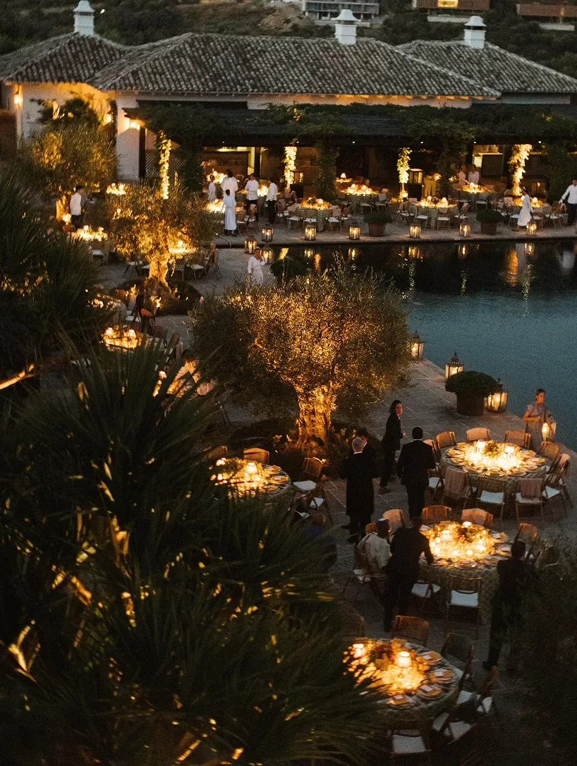 Abendessen an den Wasserbecken der Finca Cortesin bei Kerzenlicht