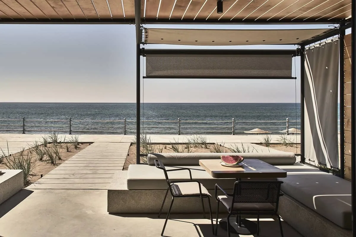 Privater Vorplatz eines Tank-Zimmers mit Blick aufs Wasser