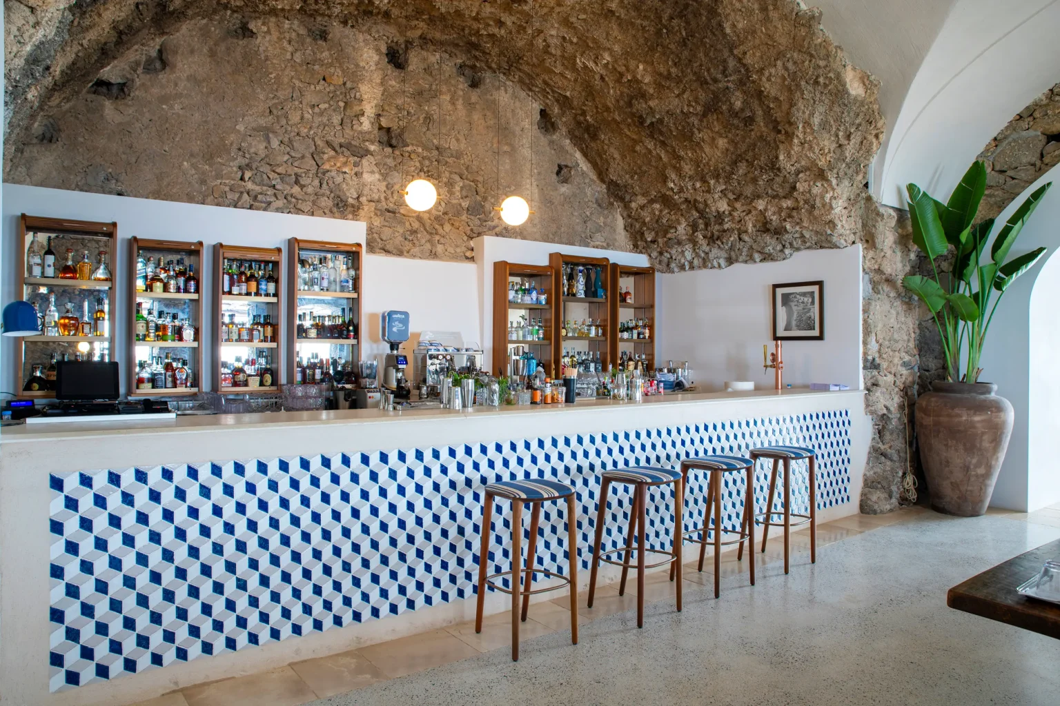 Bar des Borgo Santandrea in einer Felsgrotte mit warmem Abendlicht