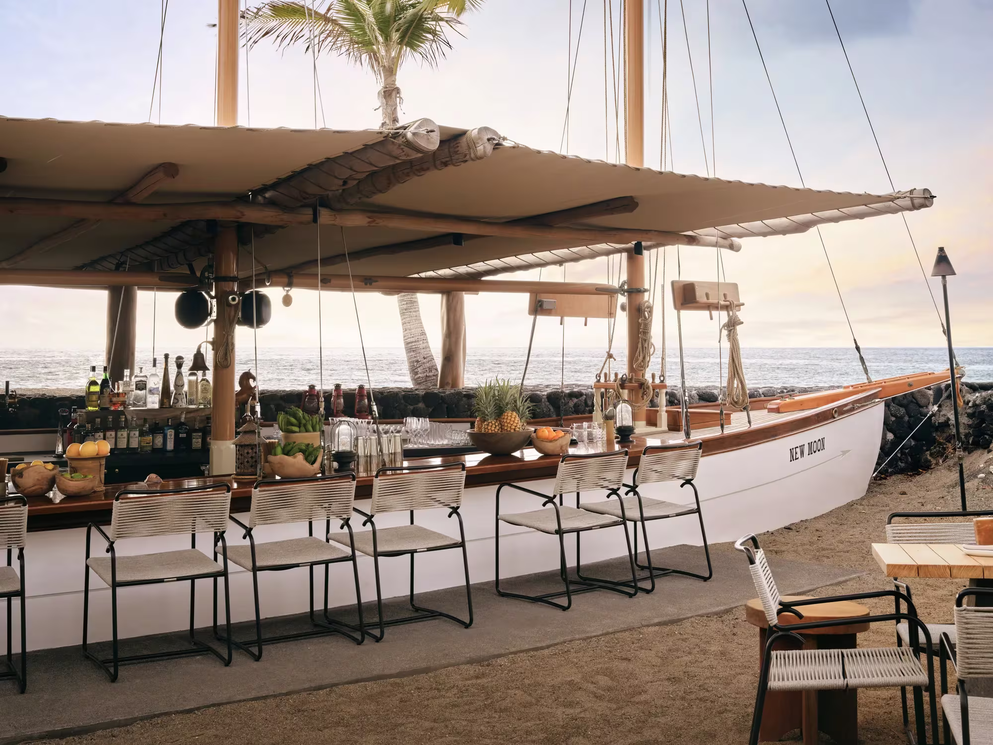 Blick auf die Shipwreck Bar des Rosewood Kona Village am Abend