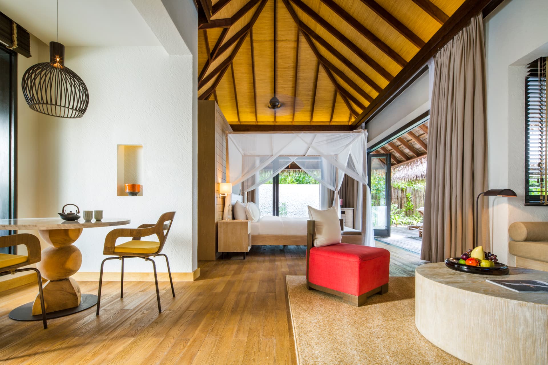 Beach Suite mit Himmelbett, offener Decke aus Holz und Terrassentüren zum Garten
