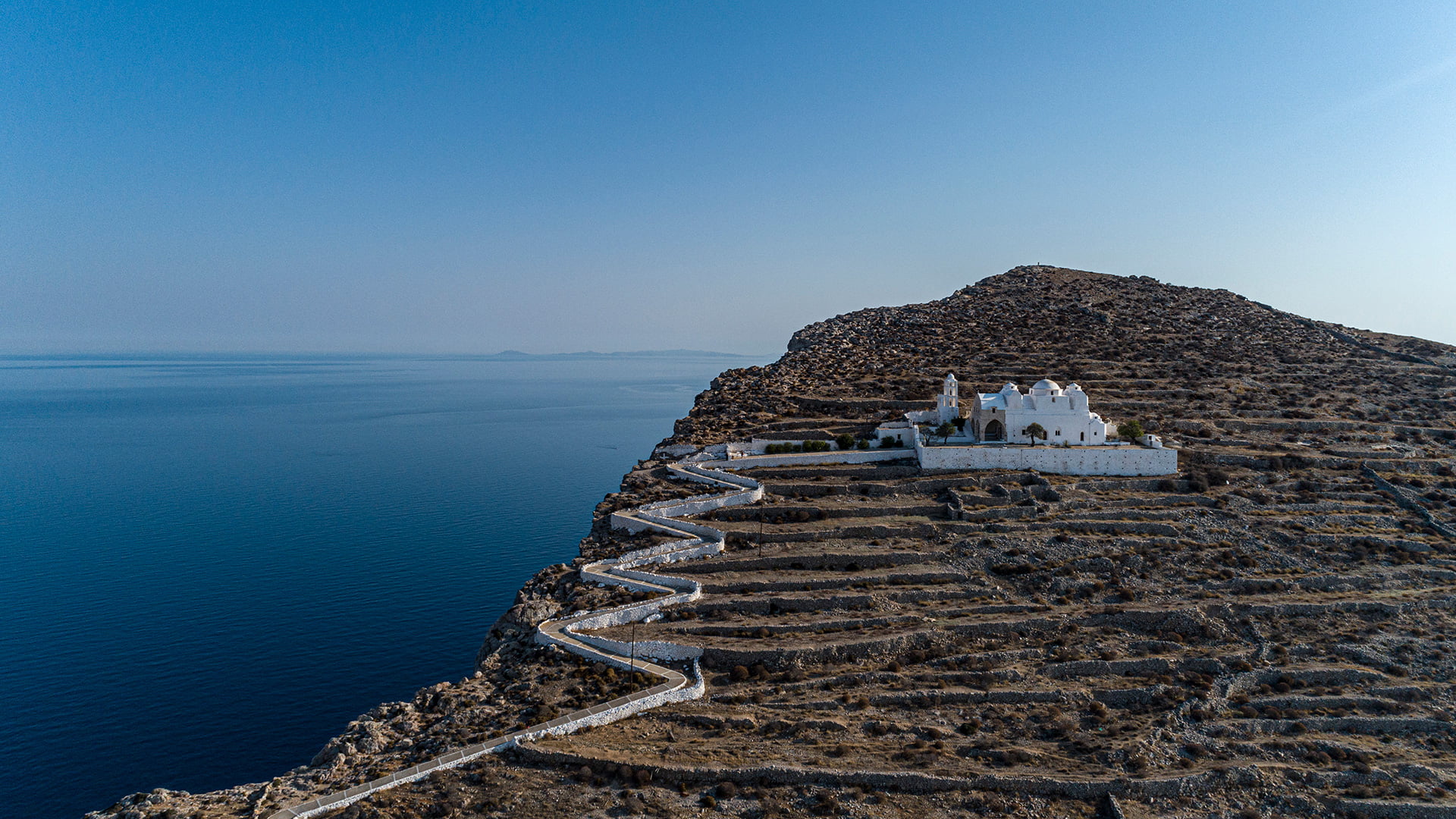 Gundari in der unbebauten Klippenlandschaft von Folegandros