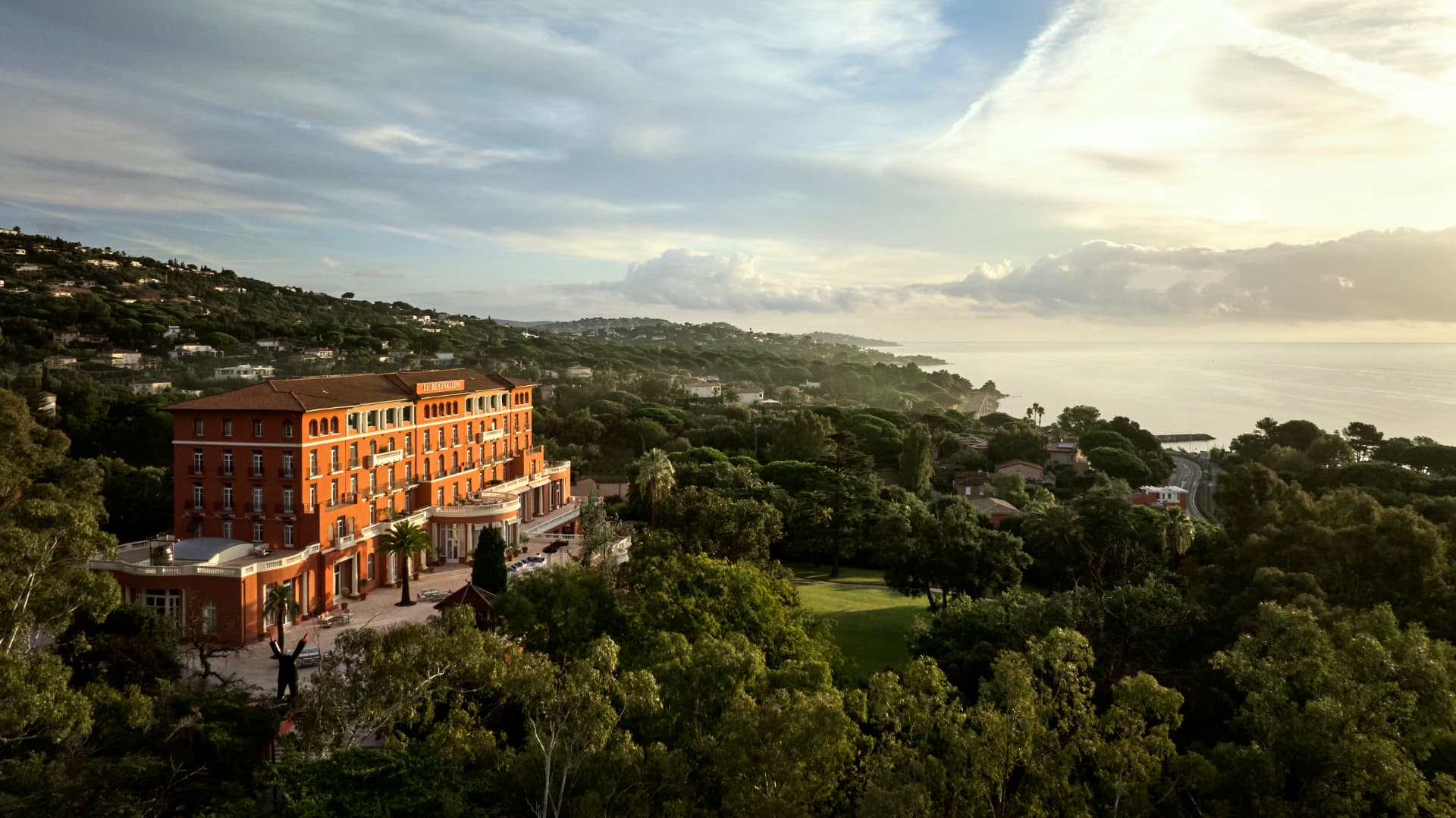 COMO Le Beauvallon über der Bucht von Saint-Tropez, umgeben von Pinien im Abendlicht
