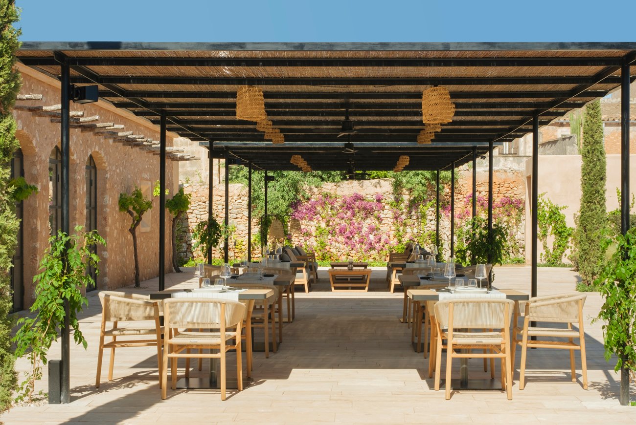 Terrasse unter einer Pergola über dem steinernen Innenhof