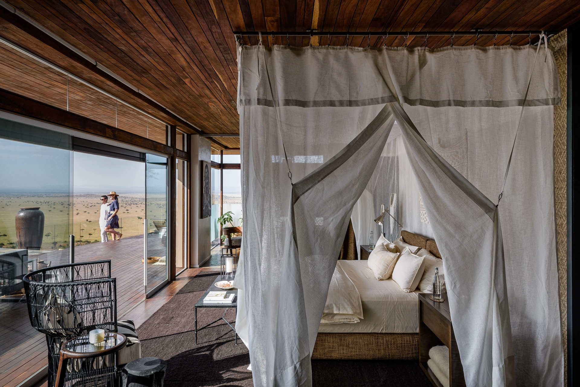 Himmelbett mit Moskitonetz und offener Front zur Serengeti-Ebene