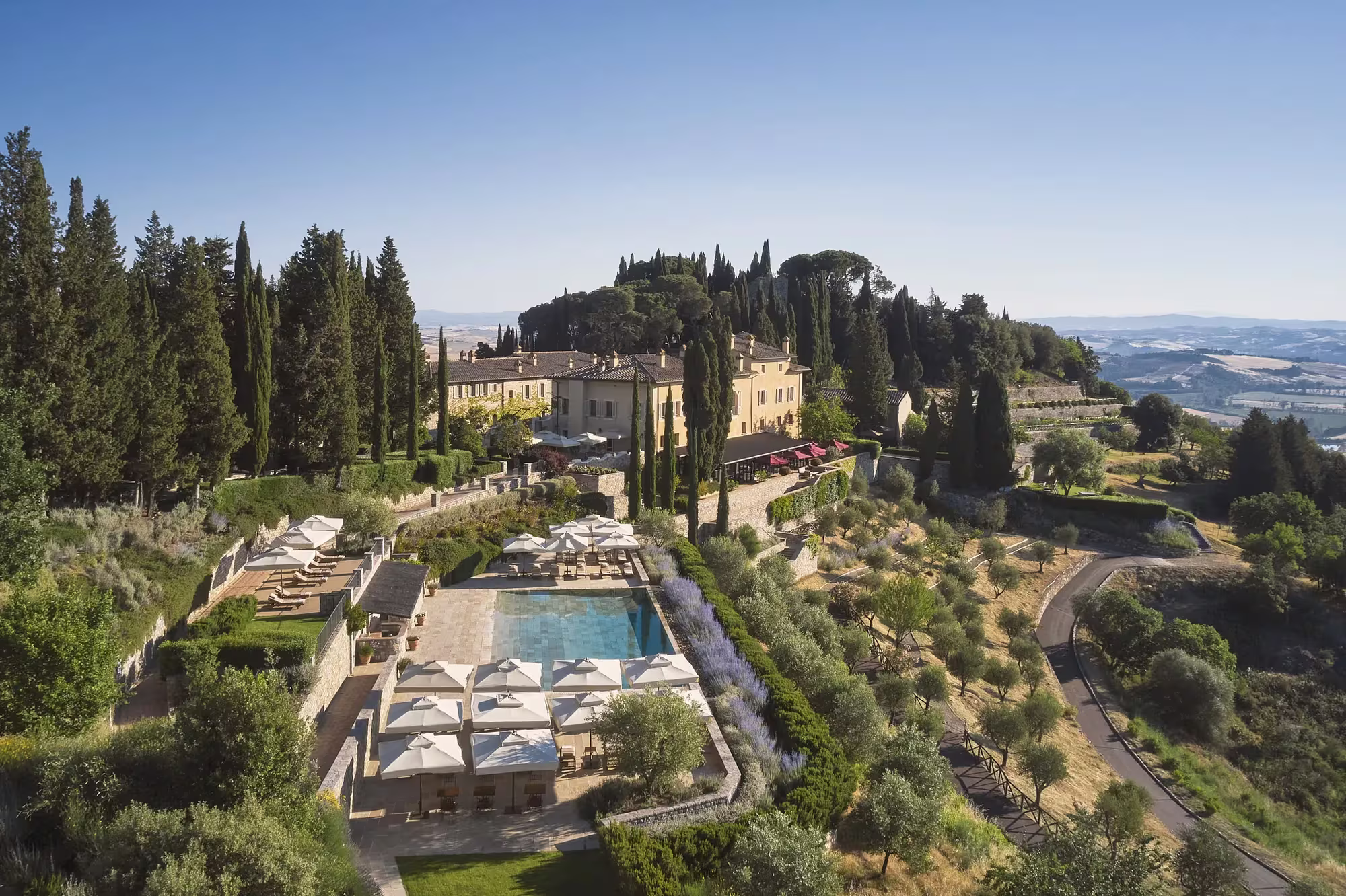 Der Borgo von Castiglion del Bosco über den Hügeln des Val d'Orcia