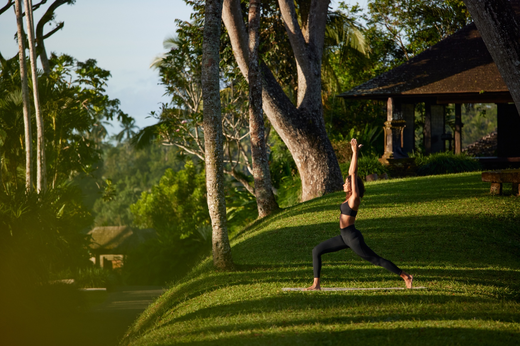 Yoga am frühen Morgen auf der Wiese oberhalb des Ayung-Tals