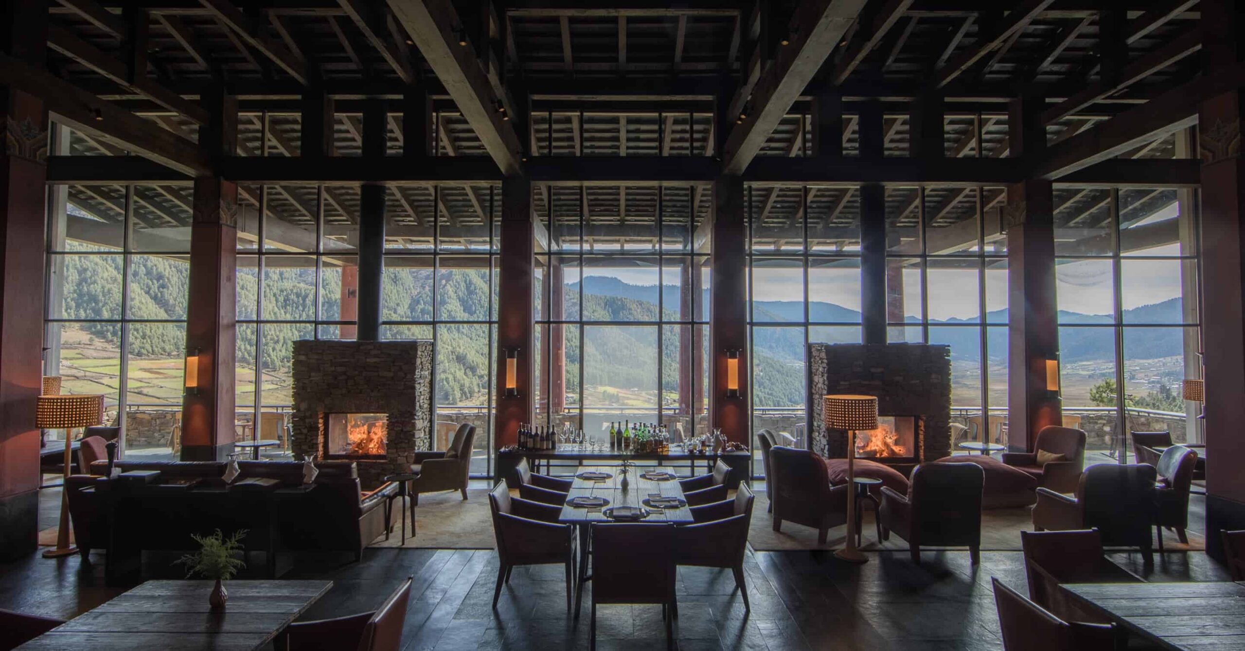 Gangtey Lodge über dem weiten Phobjikha-Tal in Bhutan