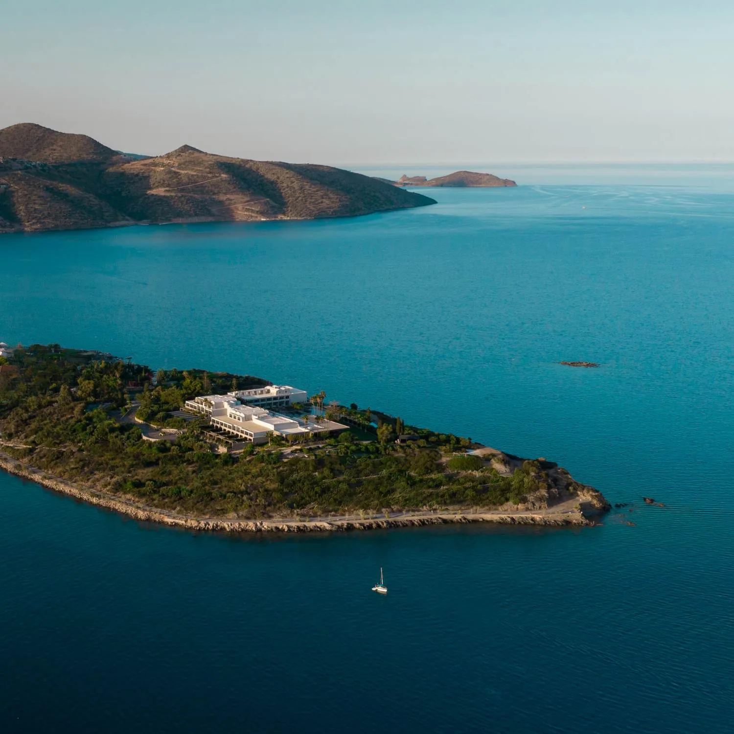 Luftbild der Halbinsel mit Buchten, Pools und dem Meer von Kreta