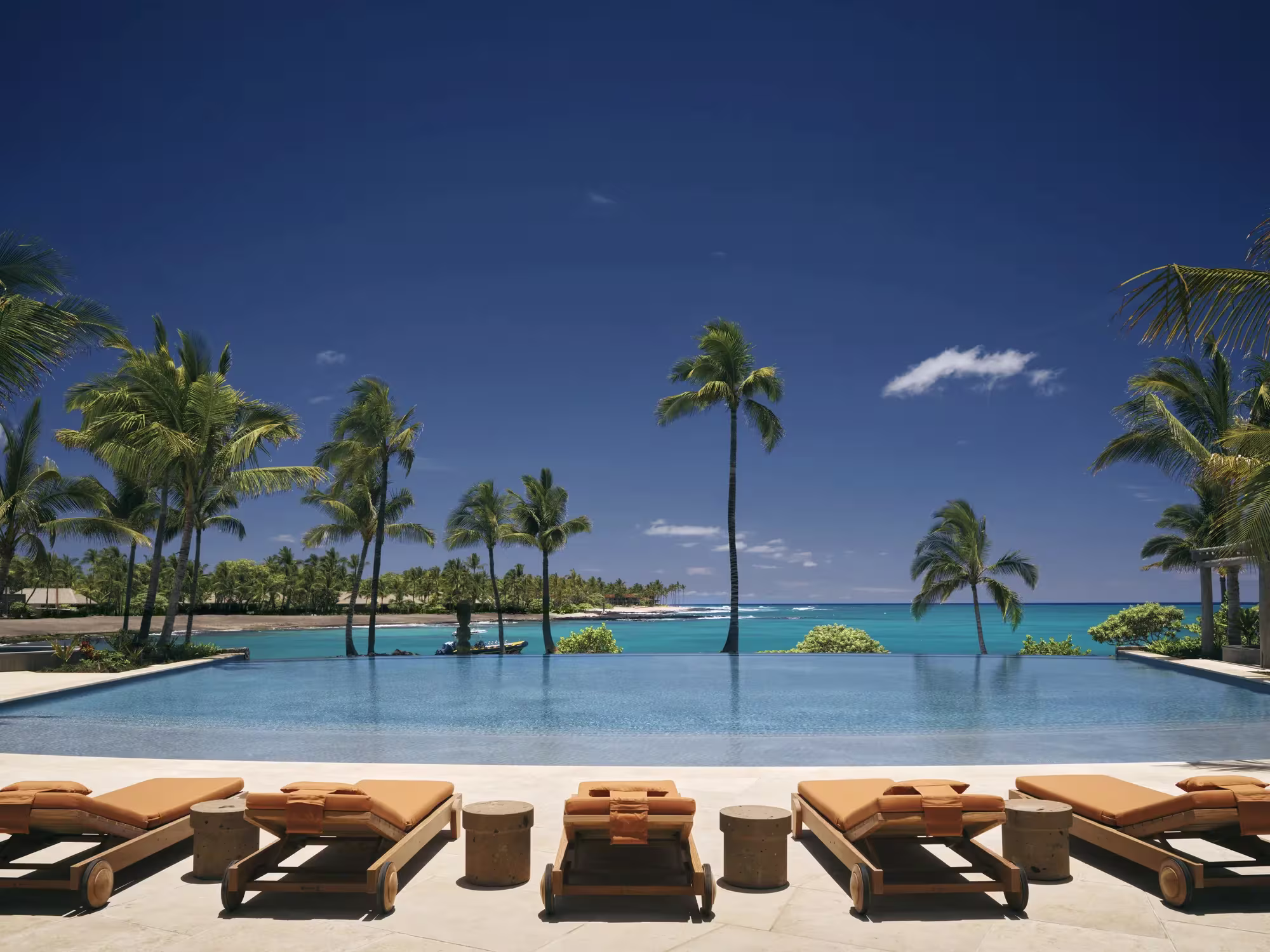 Moana Pool im Rosewood Kona Village zwischen Palmen mit Blick auf den Pazifik