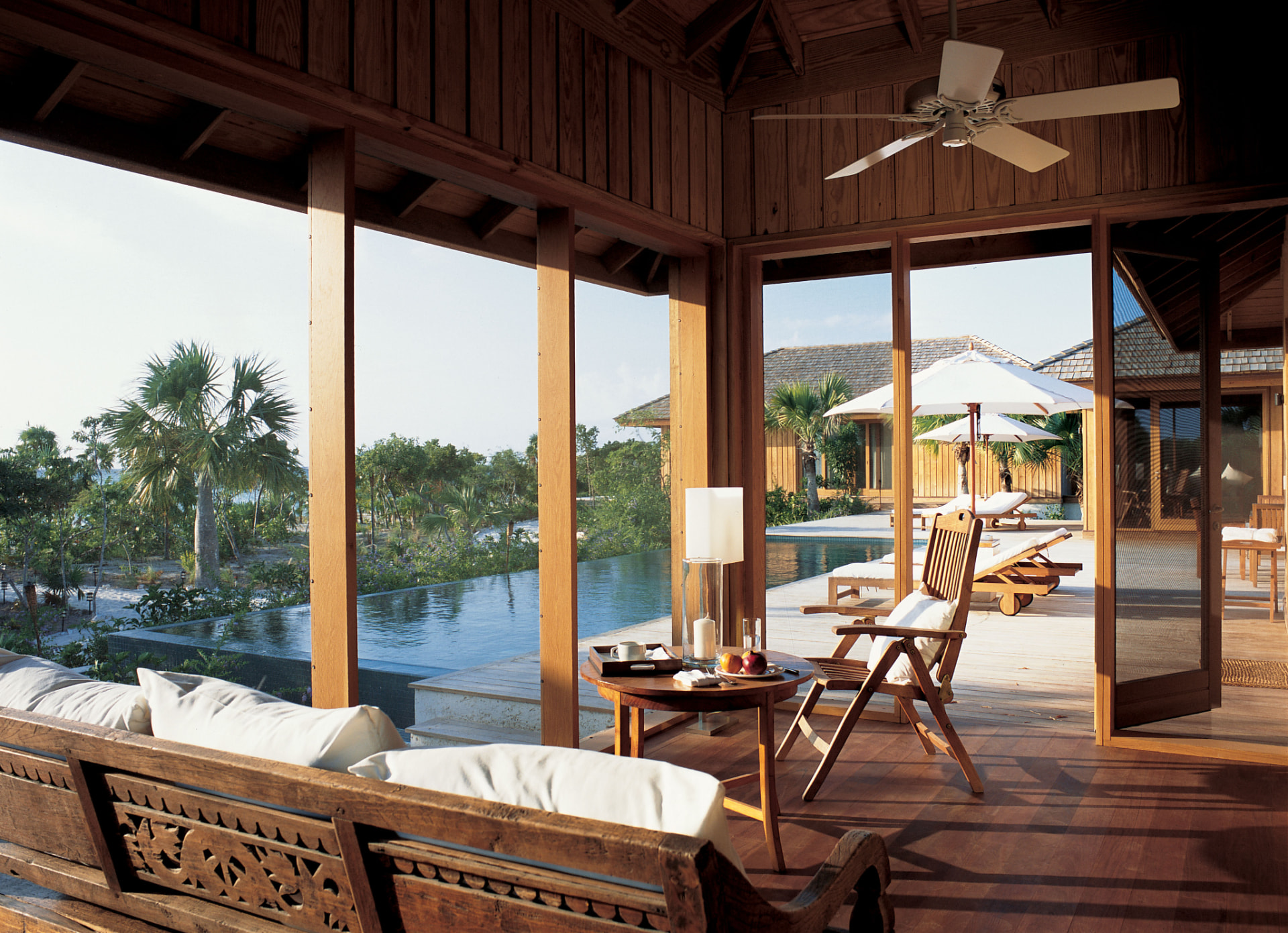 Überdachte Terrasse der Rocky Point Villa mit Blick über den Pool bis zu den Palmen