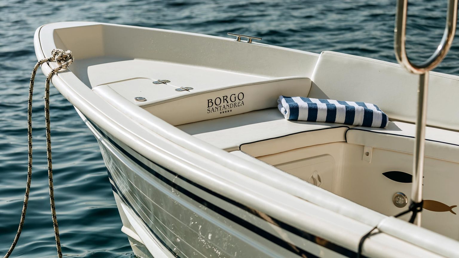 Das hauseigene Boot des Borgo Santandrea vor der Amalfiküste