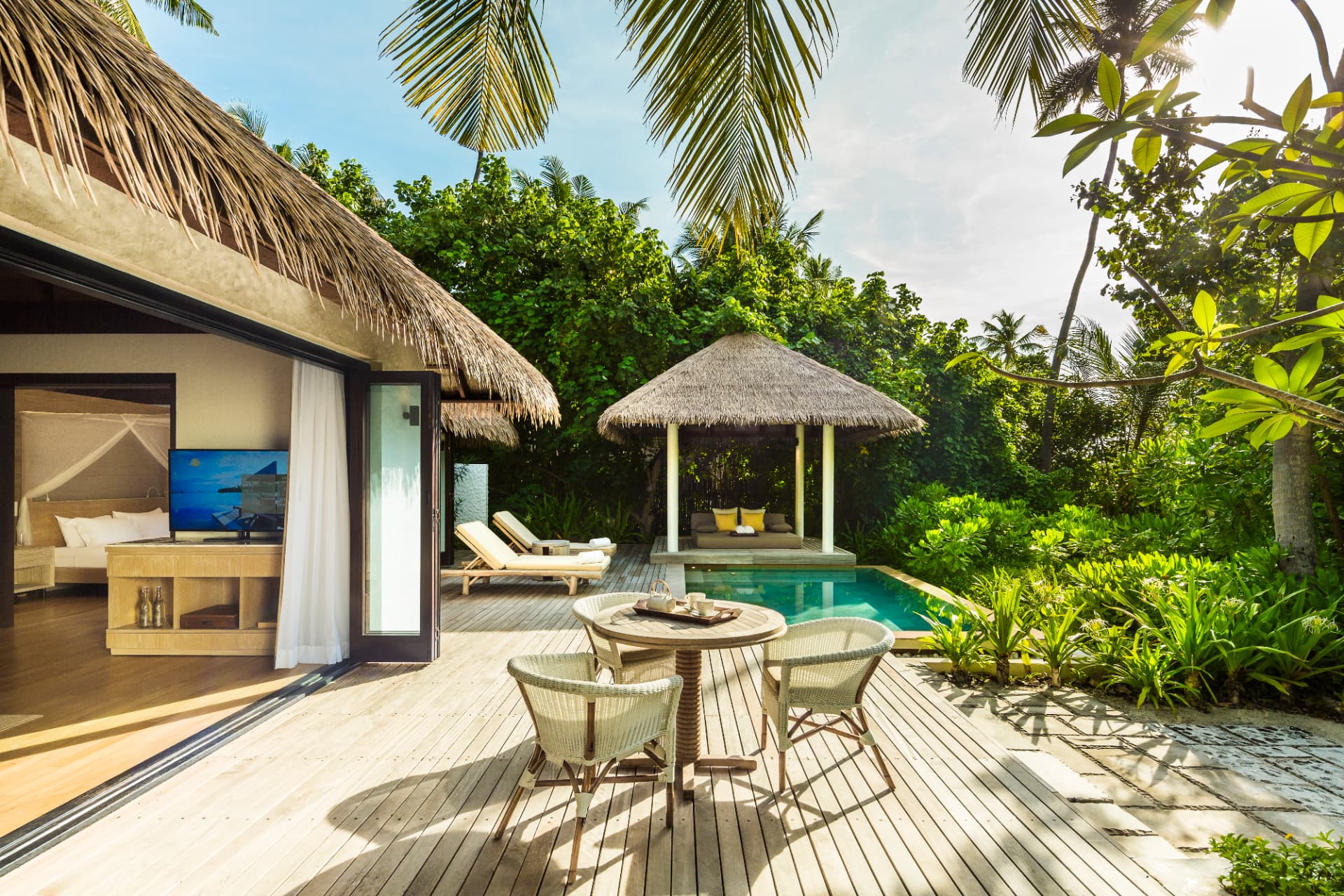 Terrasse der Beach Villa mit privatem Pool und schattigem Pavillon