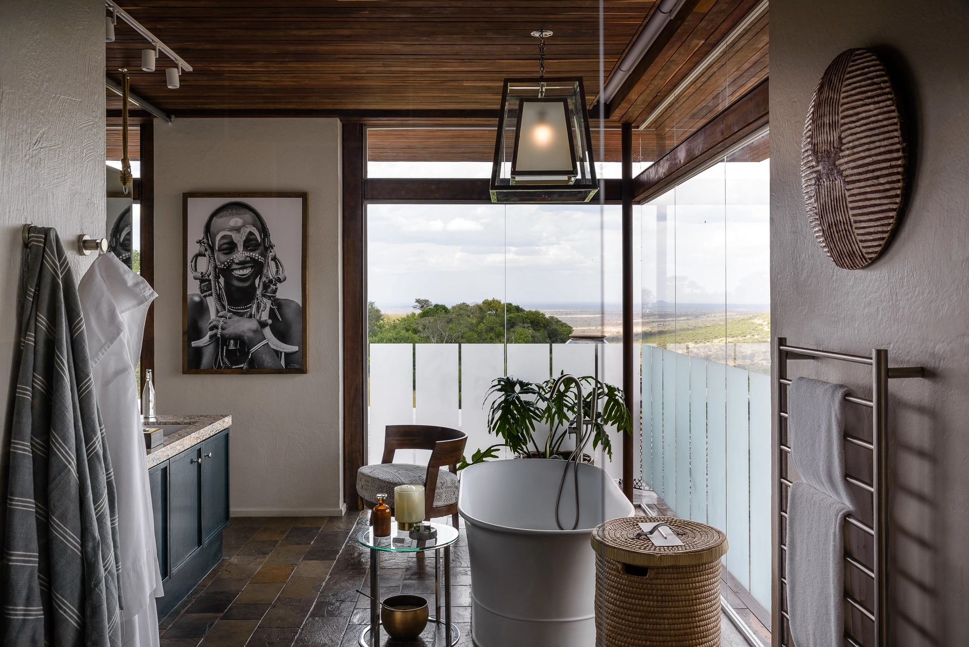 Freistehende Wanne am Panoramafenster mit Blick über die Serengeti
