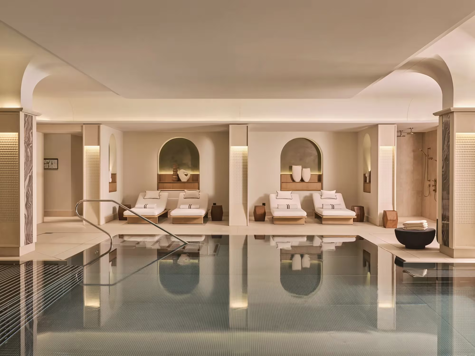 Schwimmbad des Asaya Spa im Rosewood Munich mit gedämpftem Licht