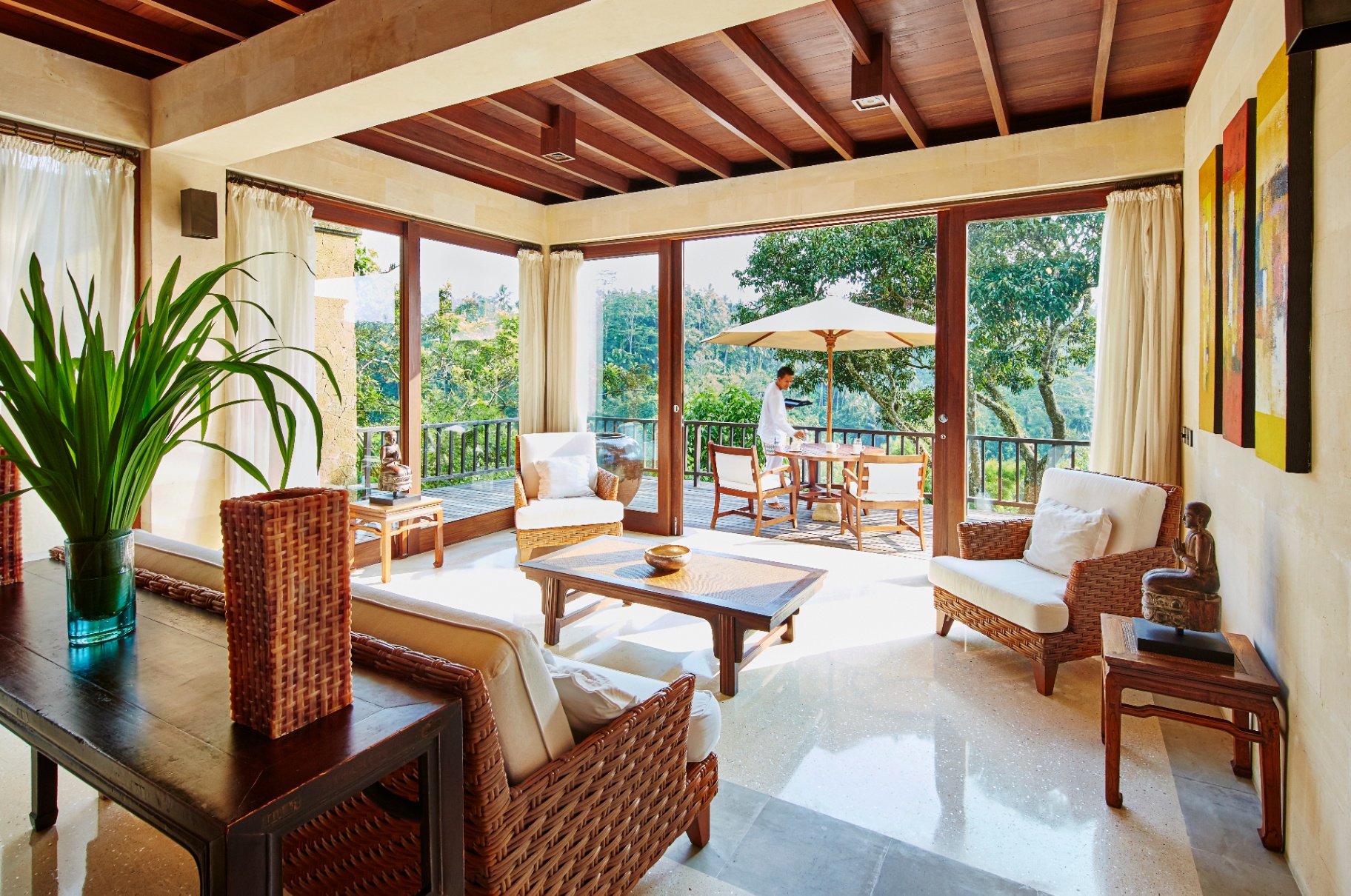 Wohnraum einer One Bedroom Pool Villa mit Terrasse über dem Tal