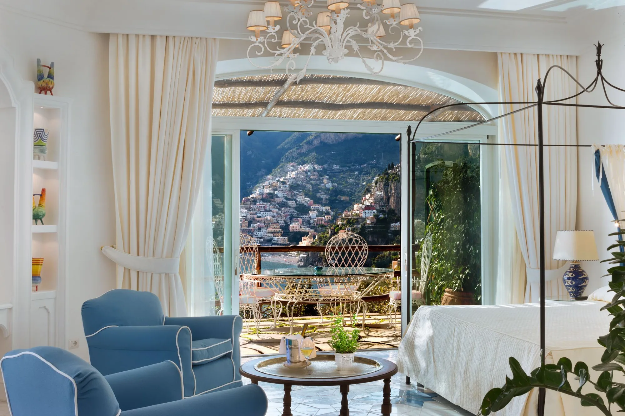 Zimmer mit offener Tür zur Terrasse und Blick auf Positano