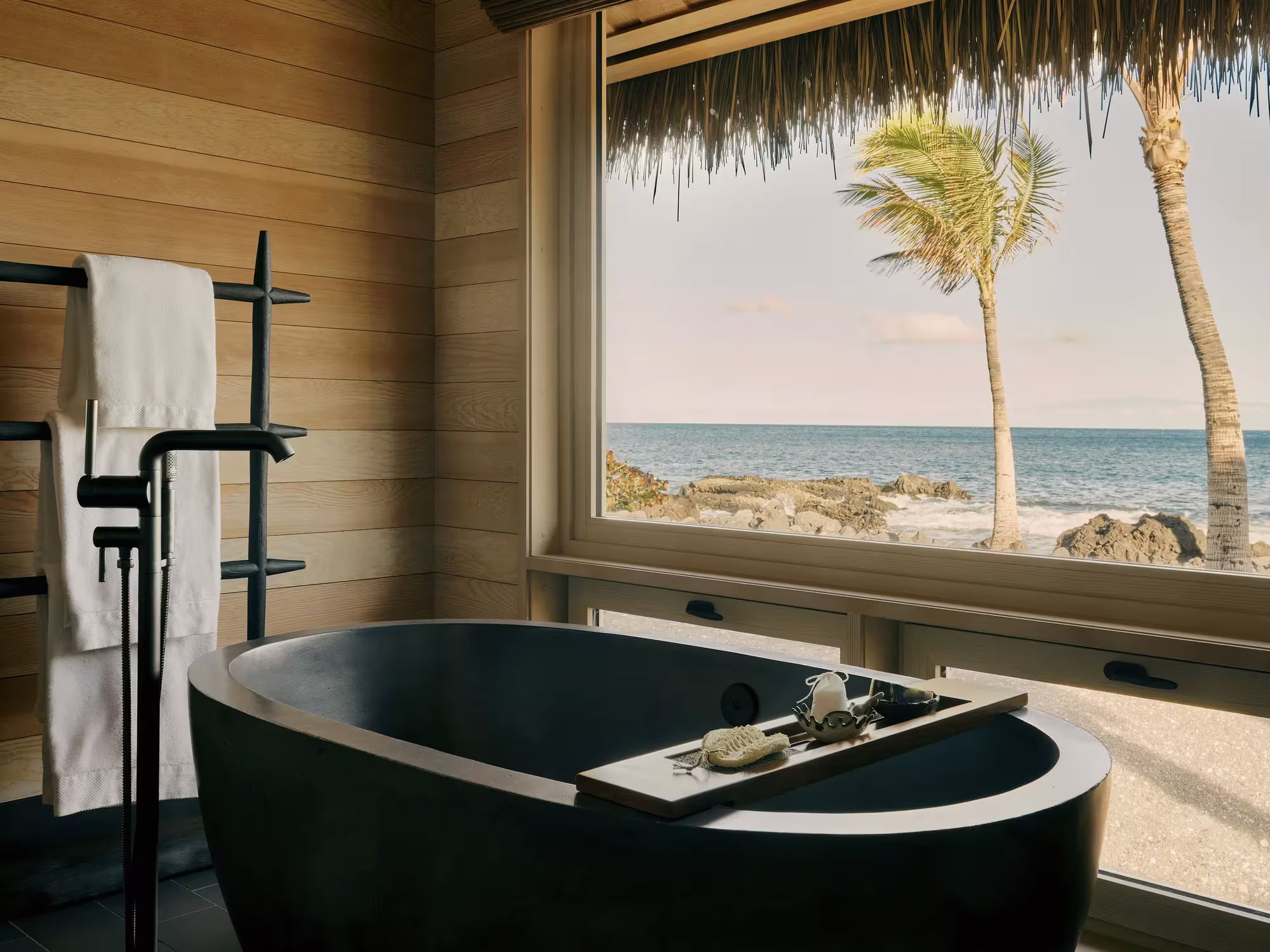 Maheawalu Legacy Suite im Rosewood Kona Village mit offener Holzarchitektur und Blick zum Pazifik