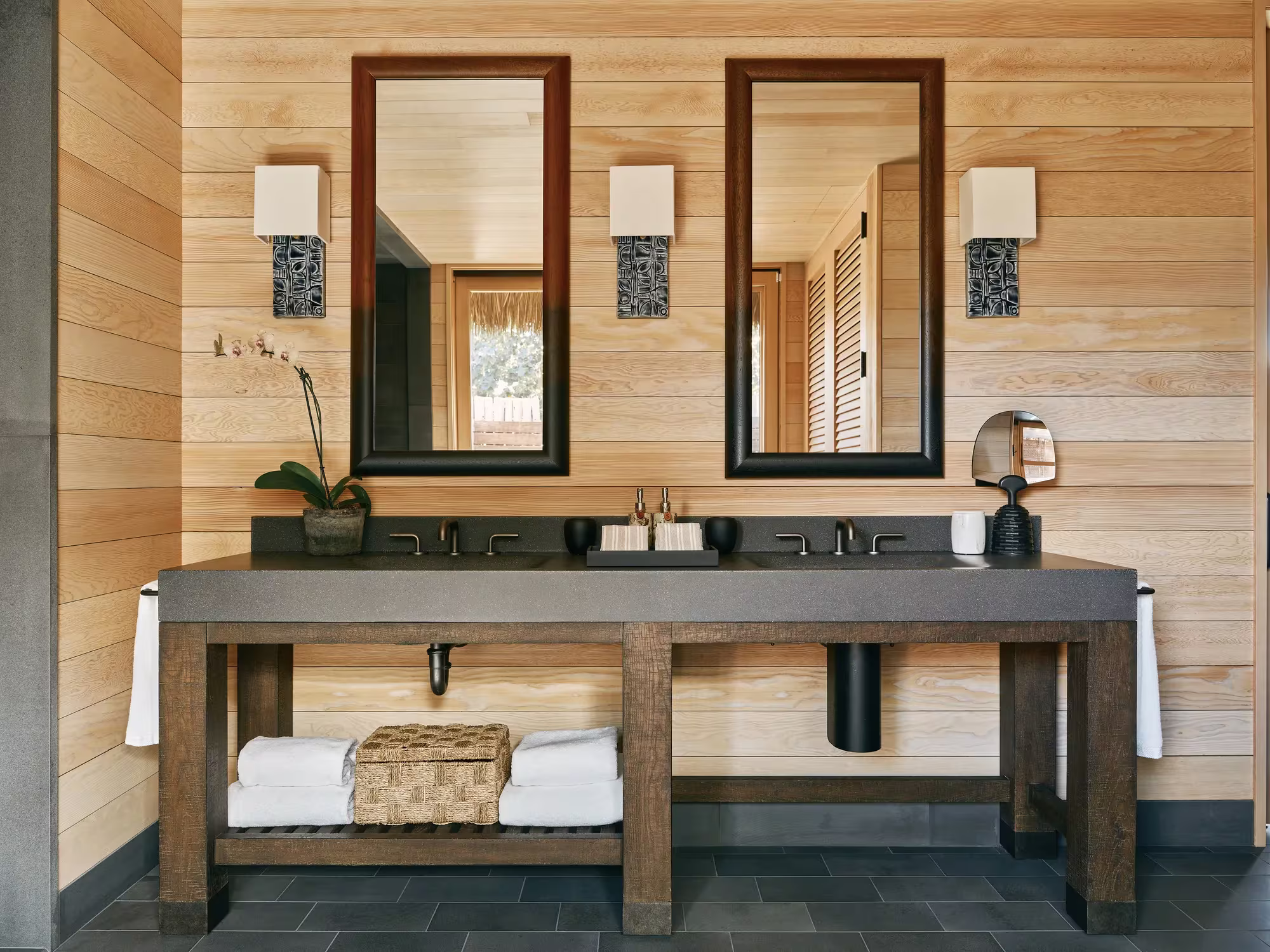 Badezimmer der Kumukea Signature Suite im Rosewood Kona Village mit freistehender Wanne und Blick ins Grüne