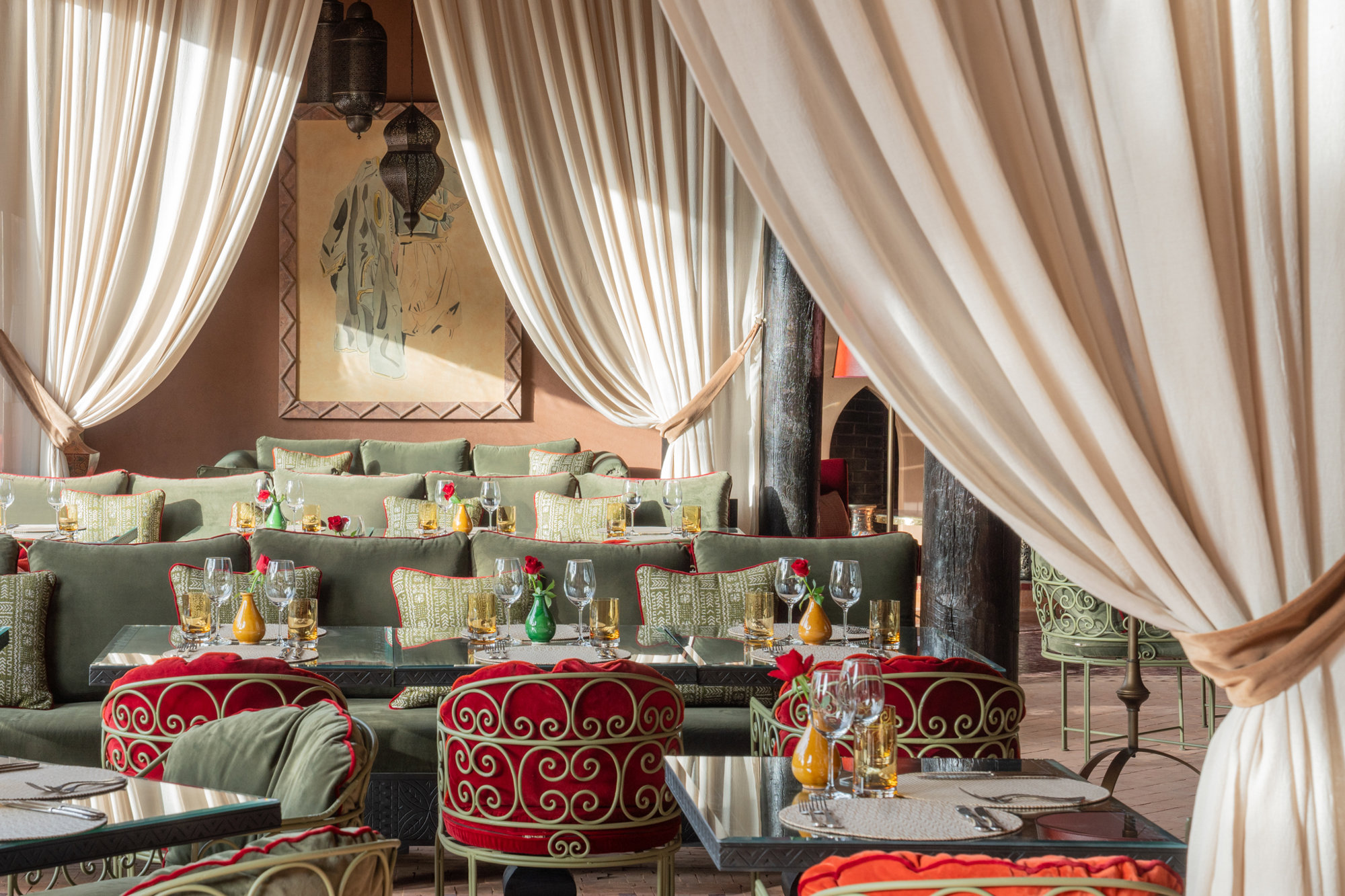 Restaurant Asayss mit gedeckten Tischen und offener Terrasse