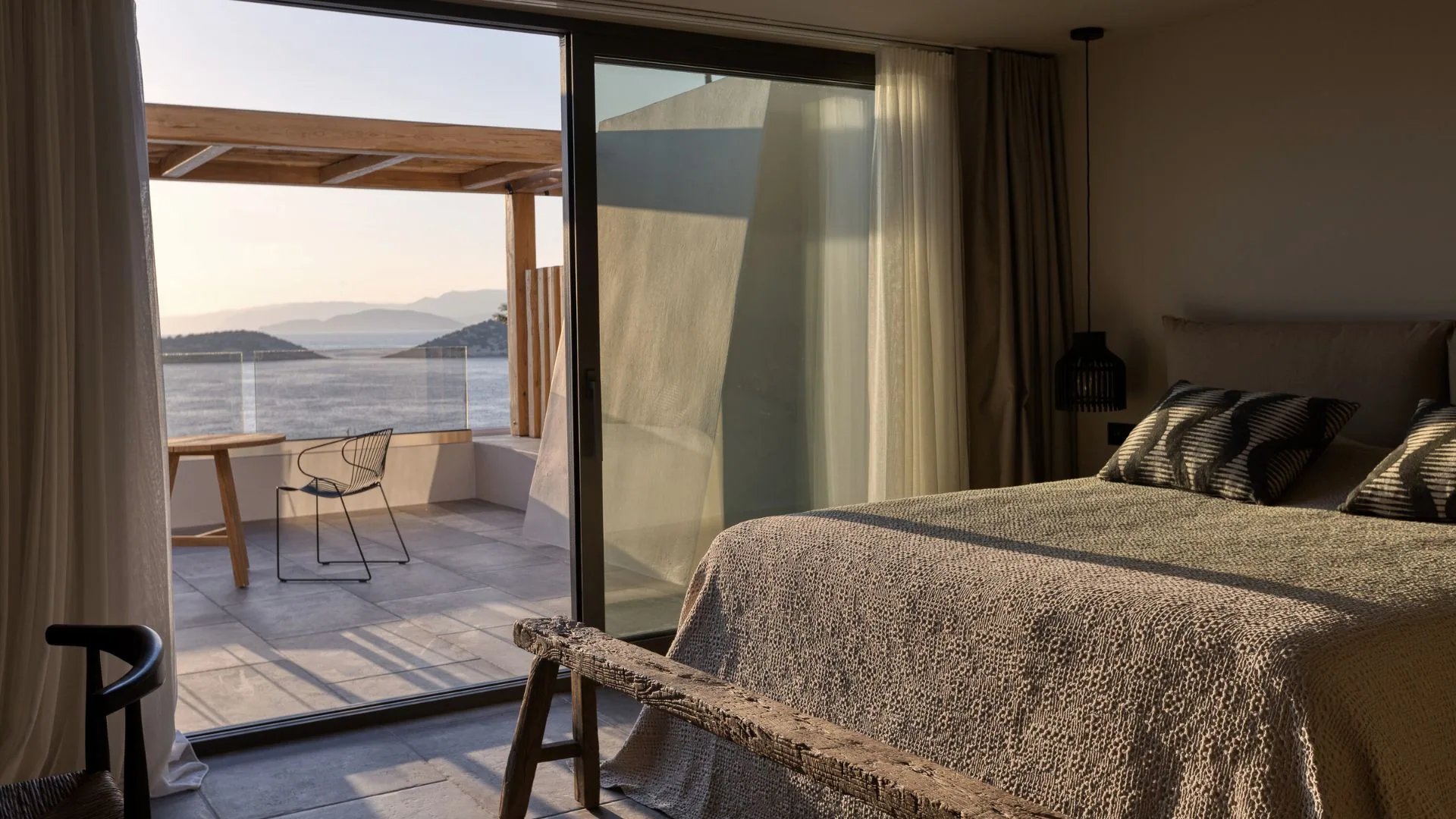 Sunrise Sea View Room in hellen Tönen mit Blick auf das Meer