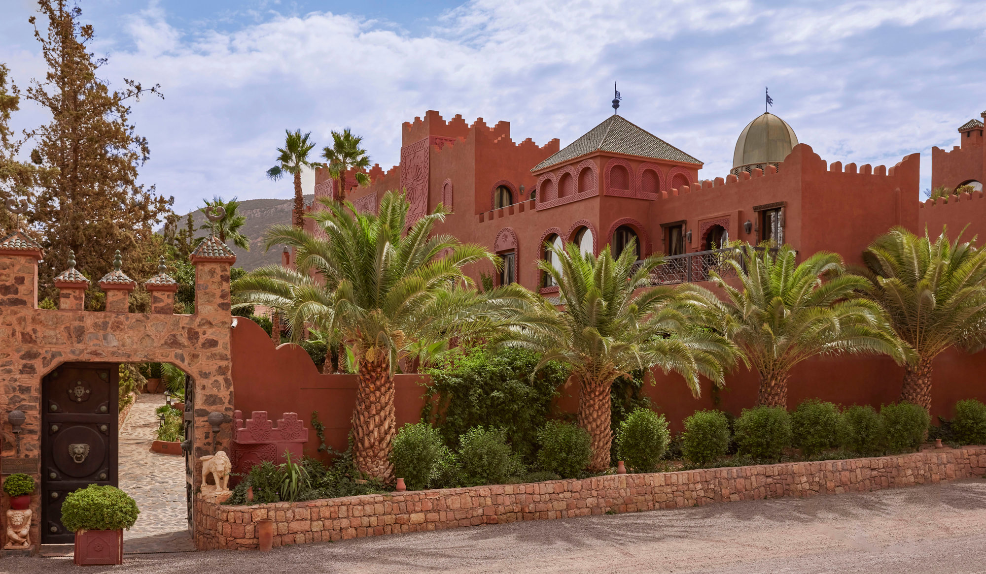 Kasbah Tamadot im Hohen Atlas mit terrakottafarbenen Mauern und Bergkulisse
