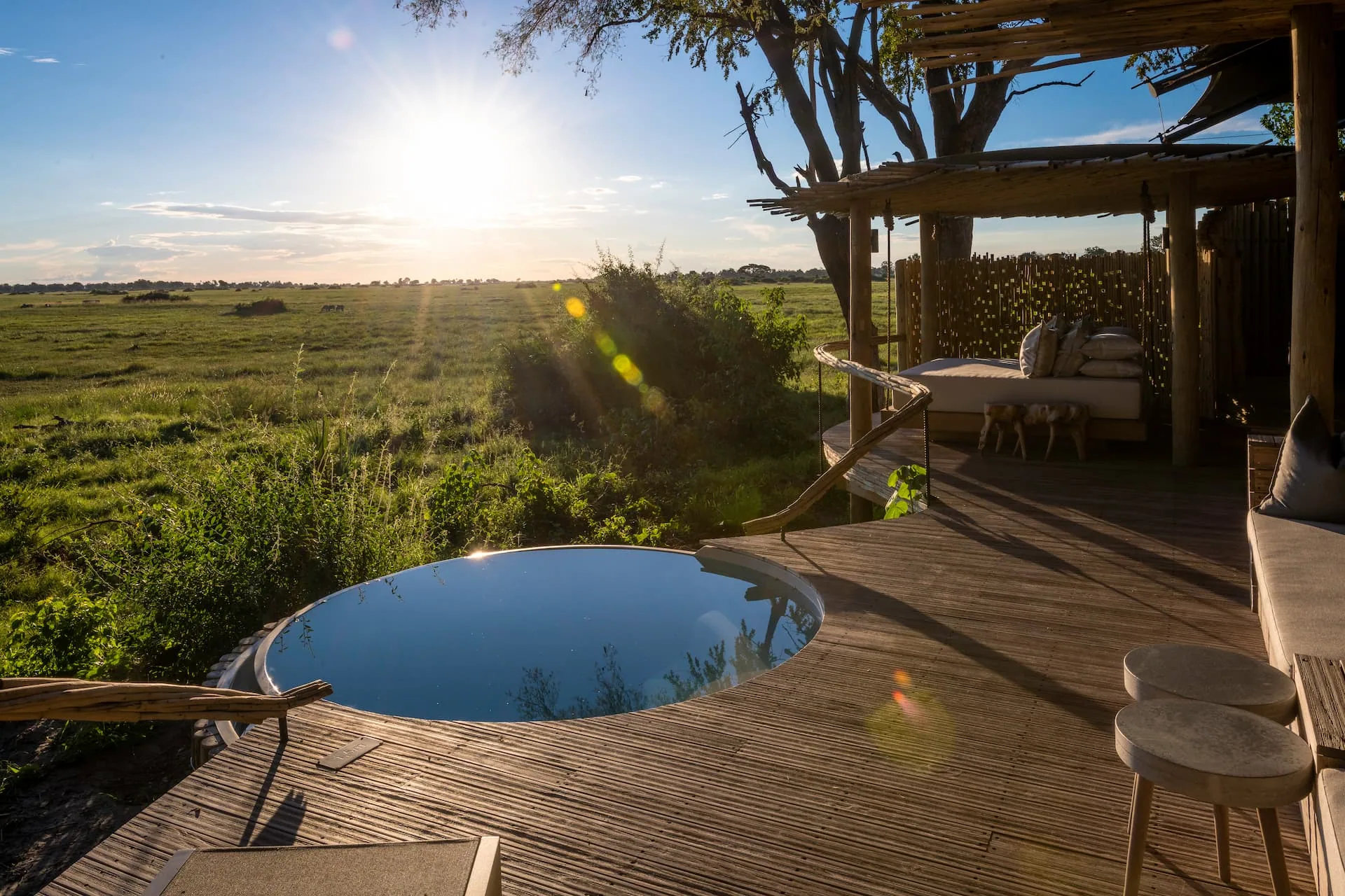 Privater Plunge-Pool eines Zeltes mit Blick auf die Ebene