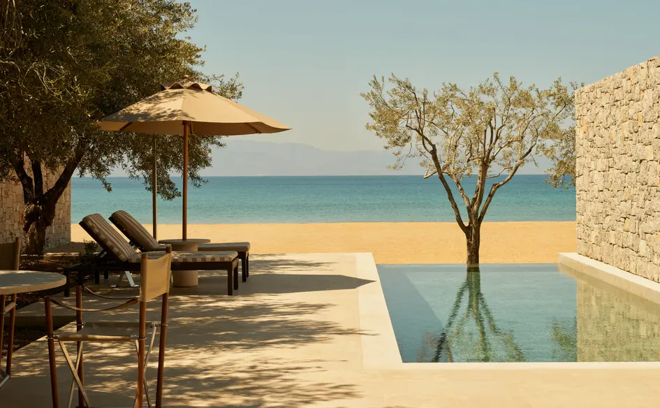 Cabana-Pool am Amanzoe Beach Club mit Olivenbaum, Liegen im Schatten und offenem Blick über Strand und Meer