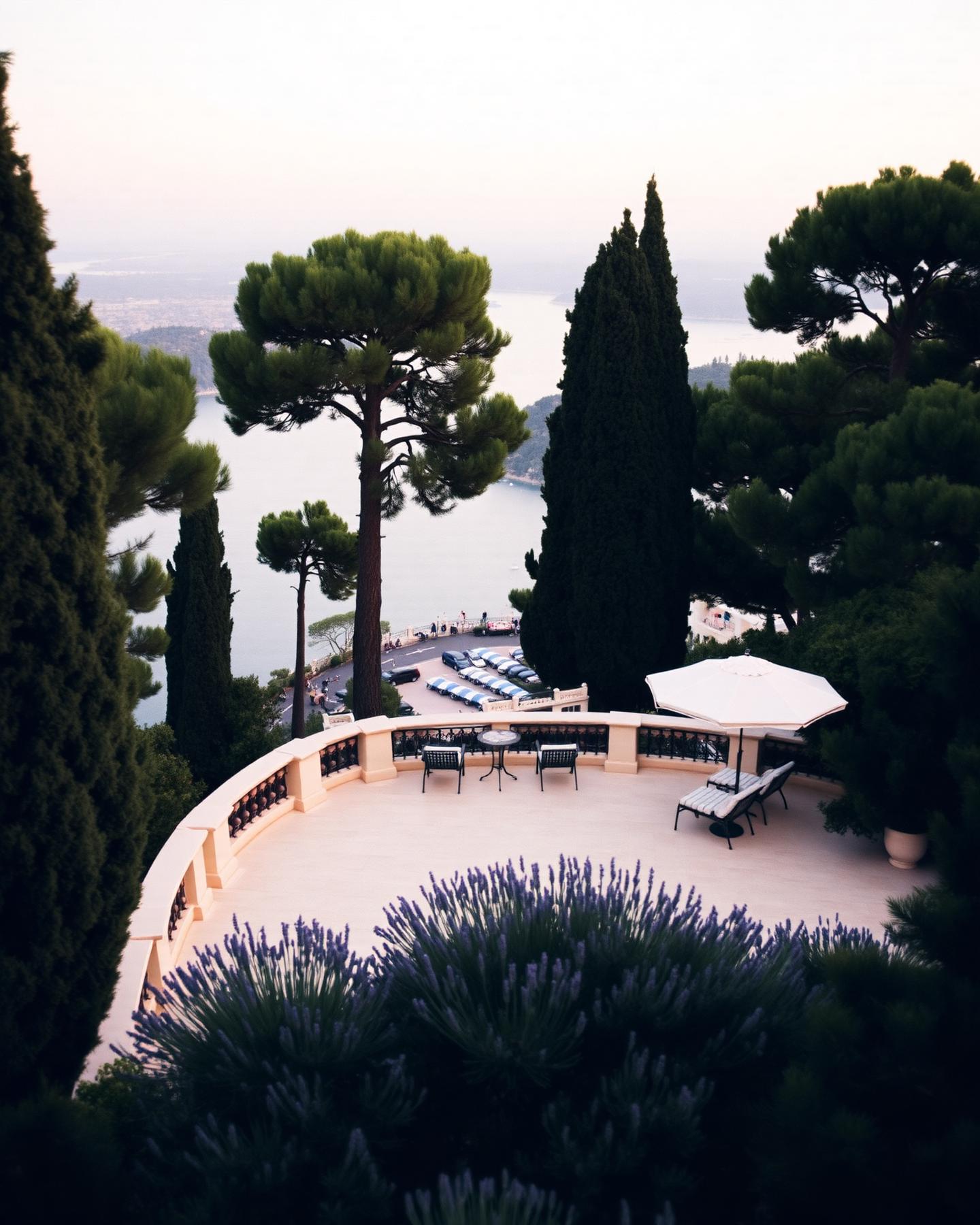 Schlossterrasse über Saint-Tropez mit Lavendel, Pinien und Blick auf die Bucht