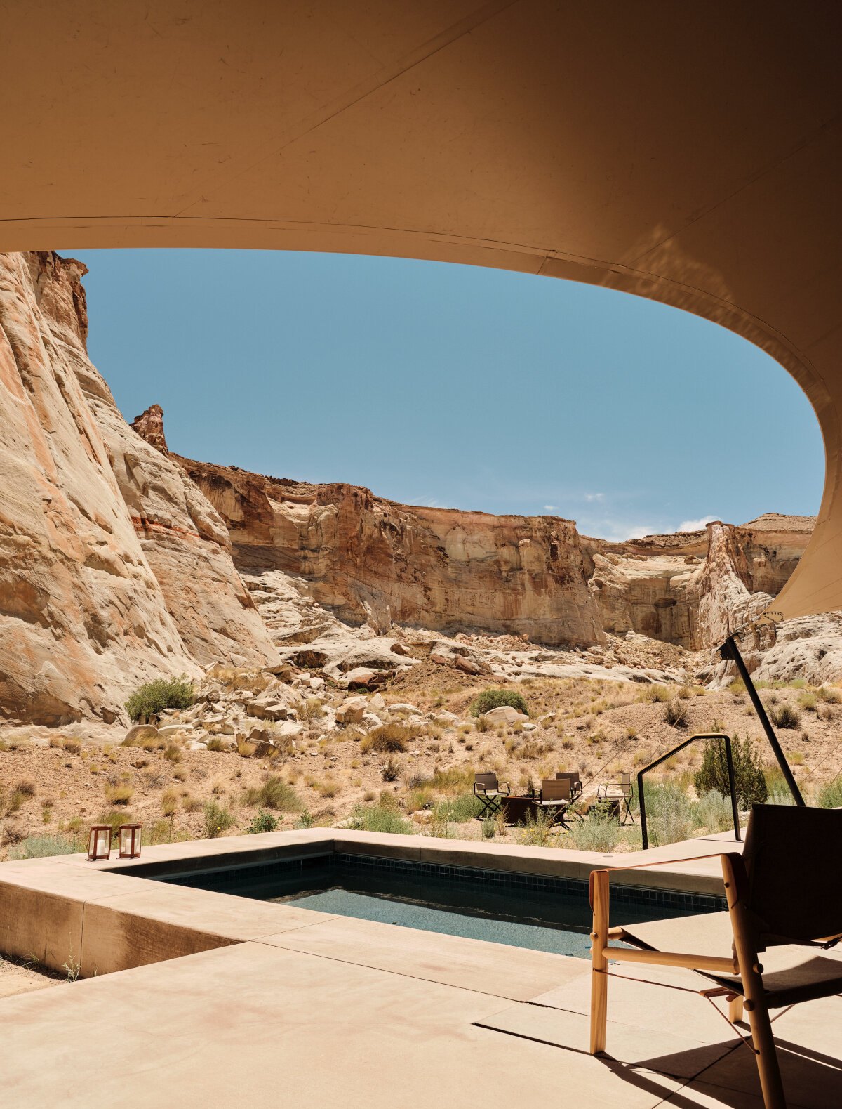 Blick unter dem Segeldach eines Camp-Sarika-Pavillons hervor auf den privaten Plunge Pool und die gestreifte Sandsteinwand dahinter