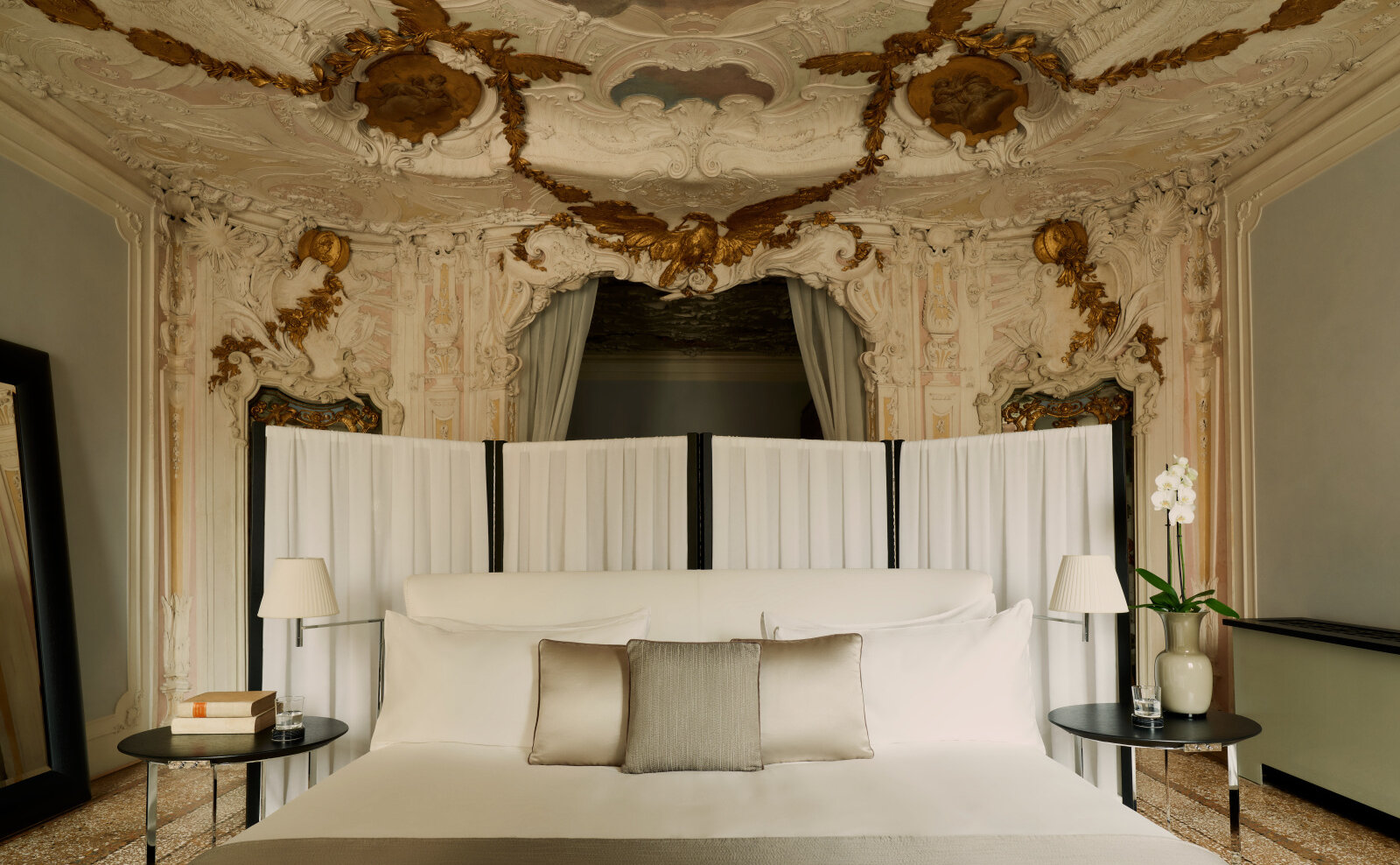 Palazzo-Schlafzimmer in Haferflocken-Linen neben einem offenen Fenster mit Blick auf den Canal Grande zur goldenen Stunde