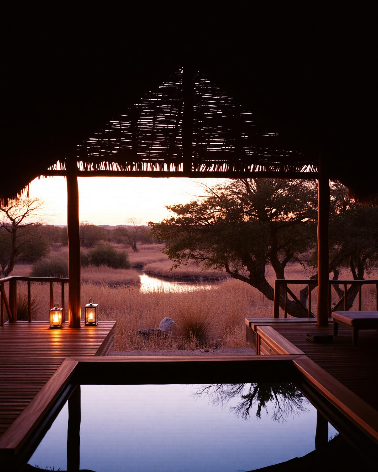 Veranda einer Safari-Suite im Buschveld mit Tauchbecken und Abendlicht